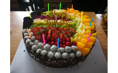 集體生日會，員工樂翻天