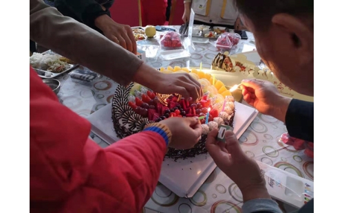 金秋十月，員工集體生日會(huì)送溫暖