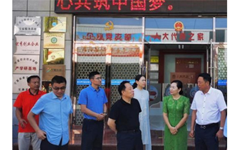 銀川市委常委、紀委書記、監(jiān)委主任劉智峰一行赴銀川伊百盛面對面問需求，實打?qū)嵔怆y題